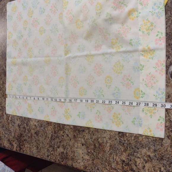 Lot of 4 pillowcases. Two sets of two. Floral. - Picture 3 of 10